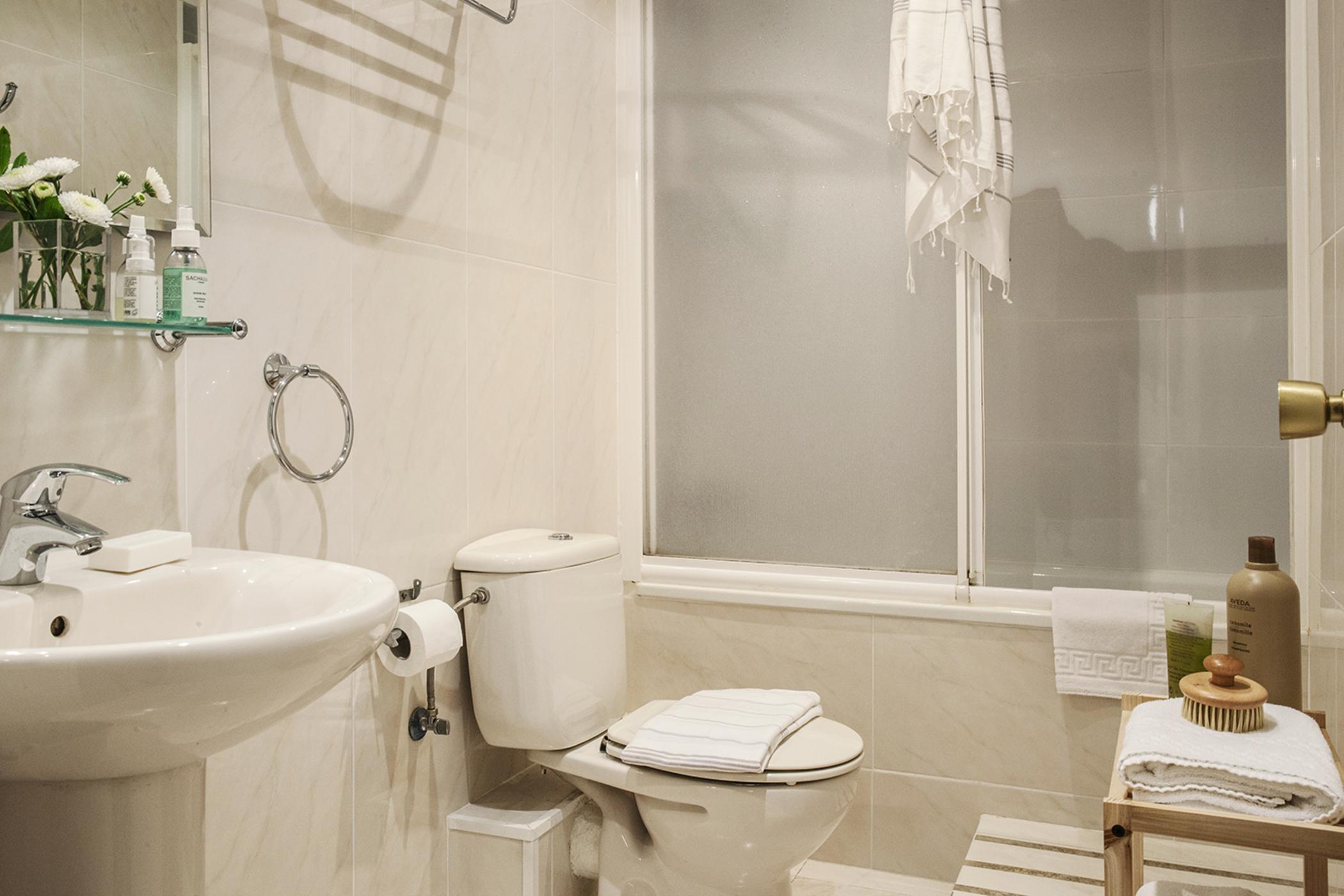 เอ อิน บี บีแอนด์บี เอย์ชามเปล มุนตาเนอร์ Hotel บาร์เซโลนา ภายนอก รูปภาพ